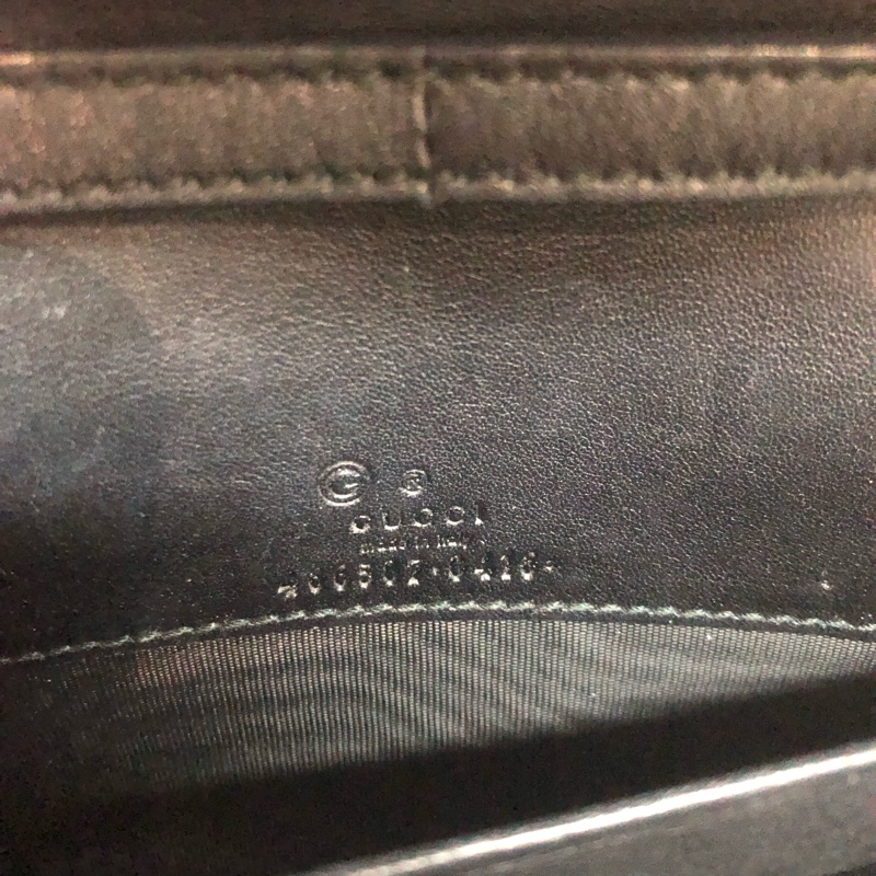 GUCCI 壓紋黑色牛皮細logo WOC XB724-25