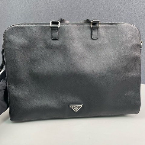 Prada普拉達 黑色十字紋牛皮手提公文包 尺寸40*28*7cm。
