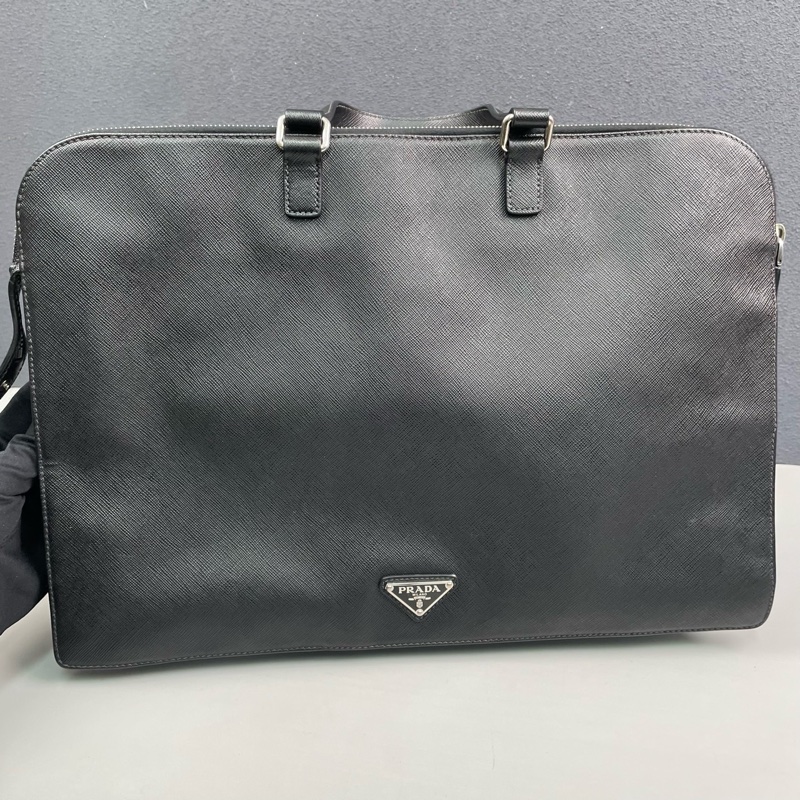 Prada普拉達 黑色十字紋牛皮手提公文包 尺寸40*28*7cm。-0