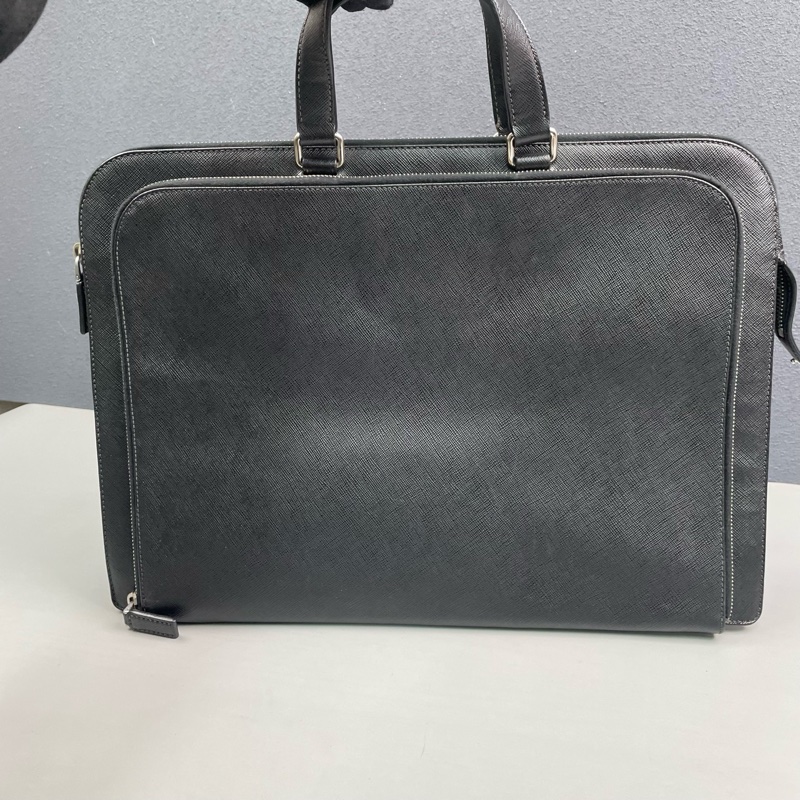 Prada普拉達 黑色十字紋牛皮手提公文包 尺寸40*28*7cm。-1