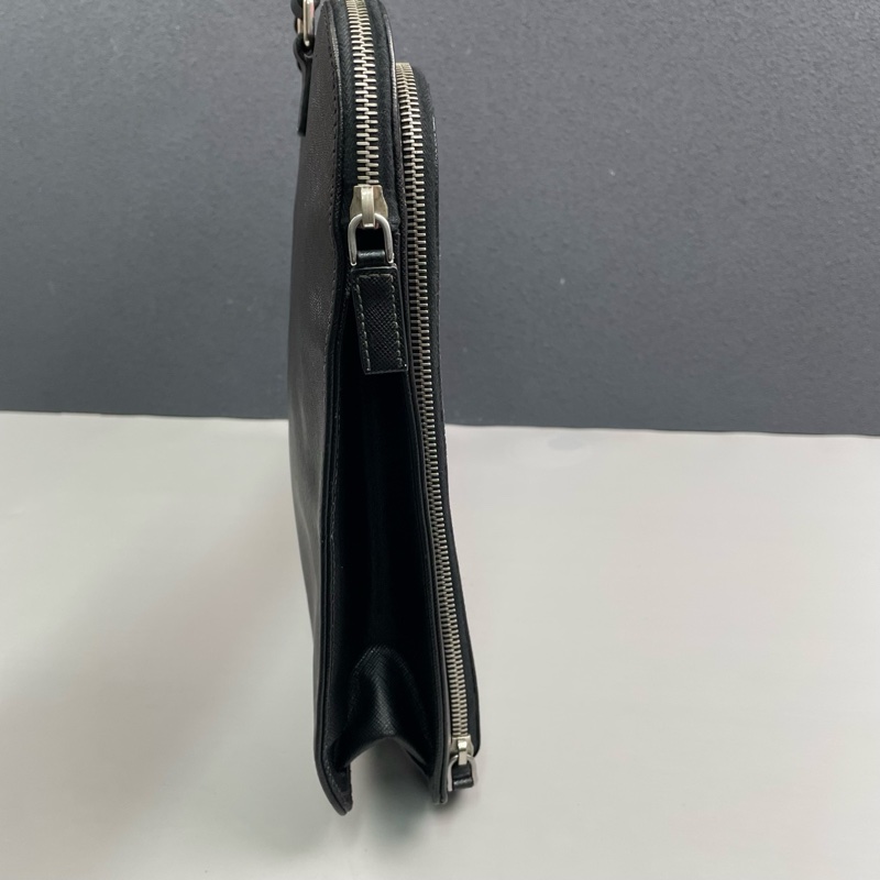 Prada普拉達 黑色十字紋牛皮手提公文包 尺寸40*28*7cm。-2