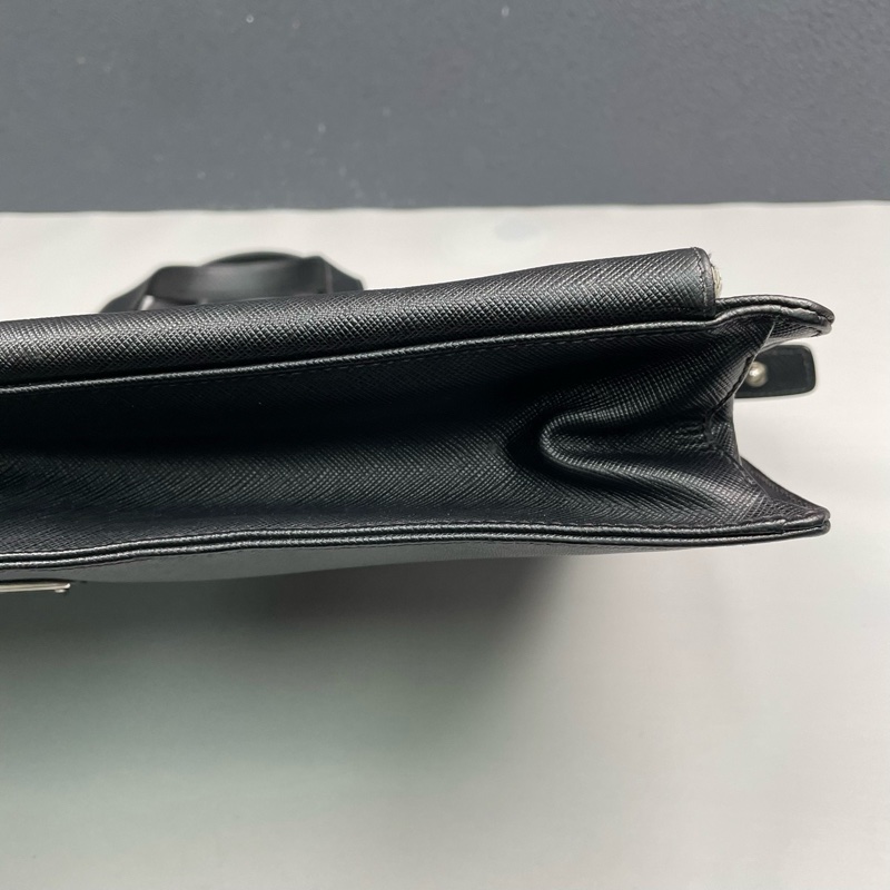 Prada普拉達 黑色十字紋牛皮手提公文包 尺寸40*28*7cm。-4