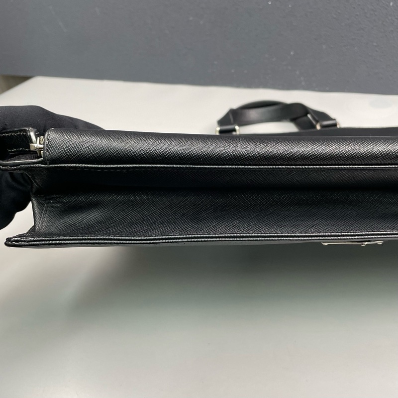 Prada普拉達 黑色十字紋牛皮手提公文包 尺寸40*28*7cm。-5