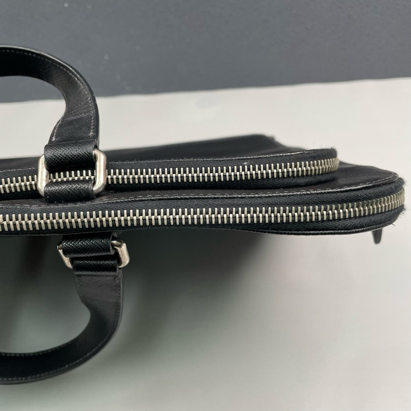 Prada普拉達 黑色十字紋牛皮手提公文包 尺寸40*28*7cm。-6