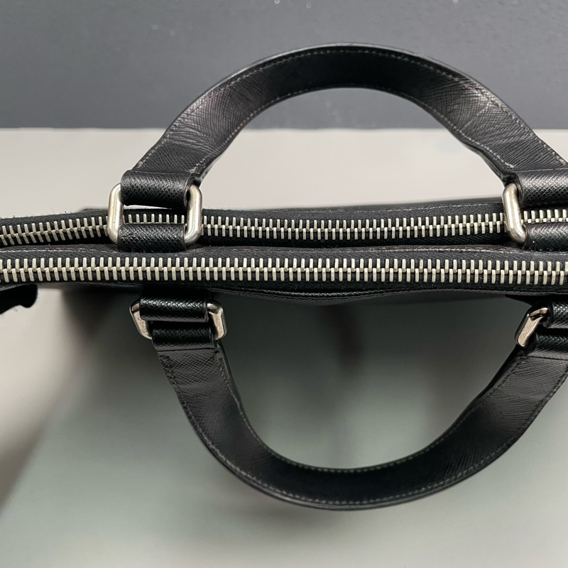 Prada普拉達 黑色十字紋牛皮手提公文包 尺寸40*28*7cm。-7