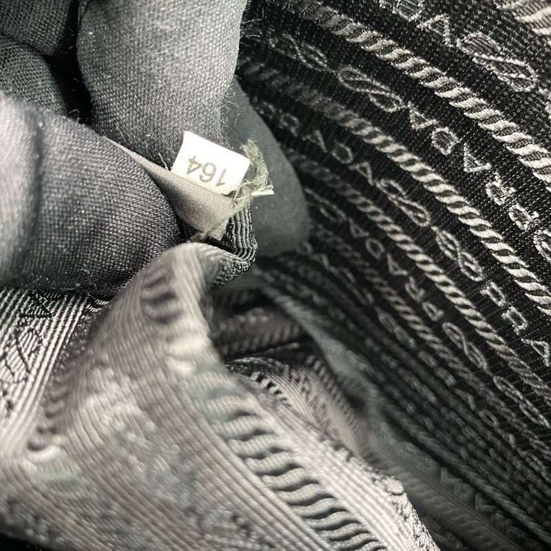 Prada普拉達 黑色十字紋牛皮手提公文包 尺寸40*28*7cm。-9