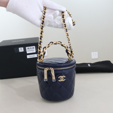 閒置新 香奈兒菱格紋小水桶包，深藍色漆皮，尺寸11.5*10.5*10.5cm，配件防塵袋盒子。