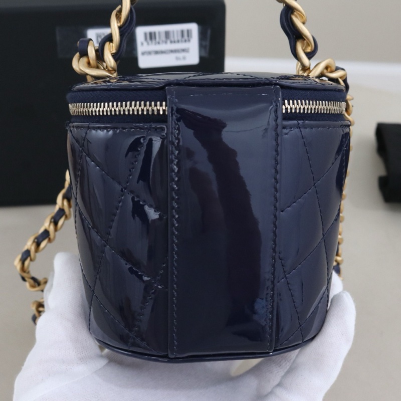閒置新 香奈兒菱格紋小水桶包，深藍色漆皮，尺寸11.5*10.5*10.5cm，配件防塵袋盒子。-1