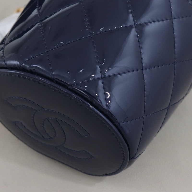 閒置新 香奈兒菱格紋小水桶包，深藍色漆皮，尺寸11.5*10.5*10.5cm，配件防塵袋盒子。-3