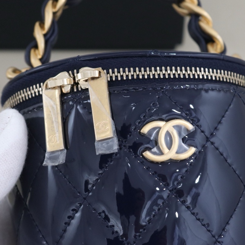 閒置新 香奈兒菱格紋小水桶包，深藍色漆皮，尺寸11.5*10.5*10.5cm，配件防塵袋盒子。-4
