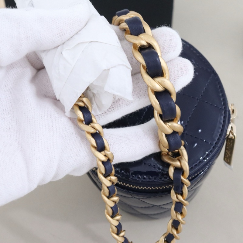 閒置新 香奈兒菱格紋小水桶包，深藍色漆皮，尺寸11.5*10.5*10.5cm，配件防塵袋盒子。-5