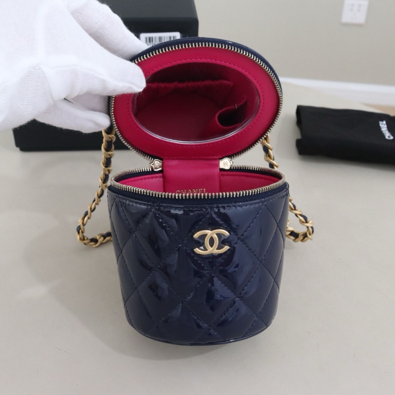閒置新 香奈兒菱格紋小水桶包，深藍色漆皮，尺寸11.5*10.5*10.5cm，配件防塵袋盒子。-6
