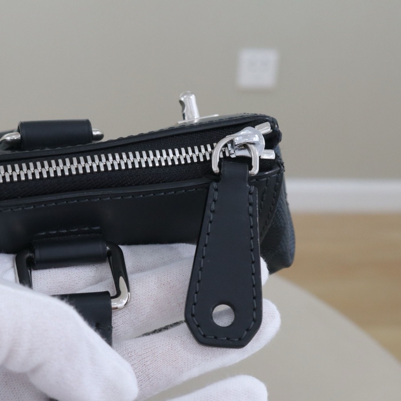 LouisVuitton Newport 男包，肩帶鎖鑰匙丟失，一個拉鍊頭非原配-10