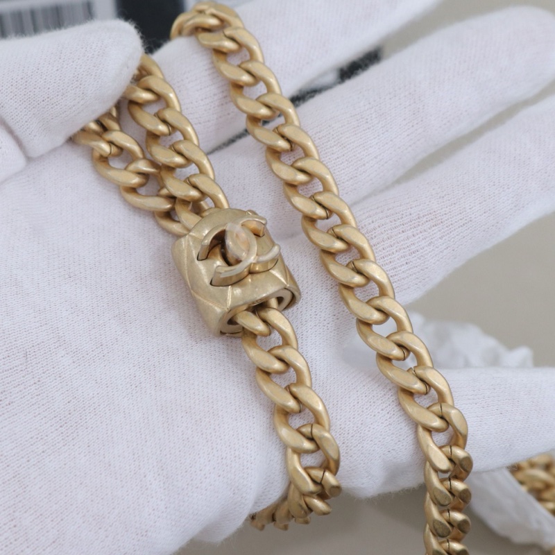 99.5新香奈兒菱格小圓餅包，鏈條可調節，尺寸12*12cm，配件防塵袋盒子-7