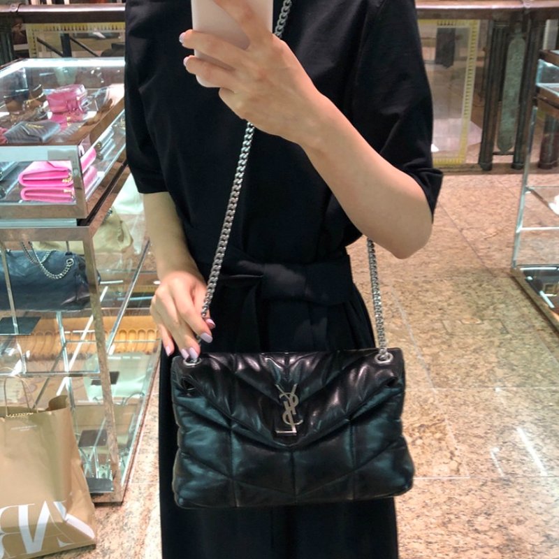 ✨2026季度全新✨Saint Laurent 577476 YSL 小款 小羊皮 Loulou Puffer 包 黑色/銀鍊-9