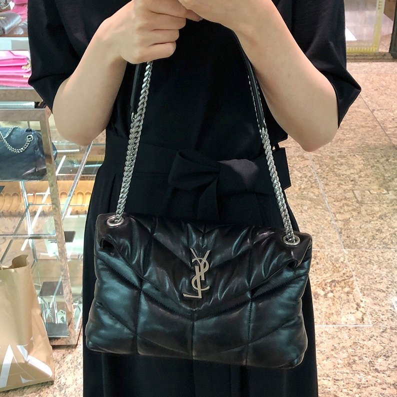 ✨2026季度全新✨Saint Laurent 577476 YSL 小款 小羊皮 Loulou Puffer 包 黑色/銀鍊-11