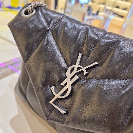 ✨2026季度全新✨Saint Laurent 577476 YSL 小款 小羊皮 Loulou Puffer 包 黑色/銀鍊-17