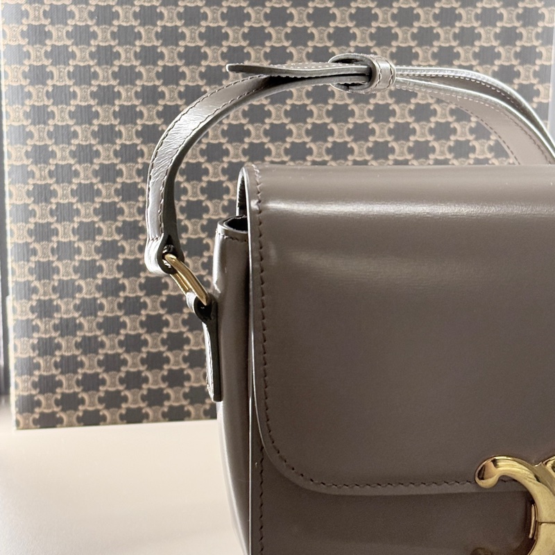 CELINE Classique Triomphe 亮面小牛皮凱旋門包 (中號)-11