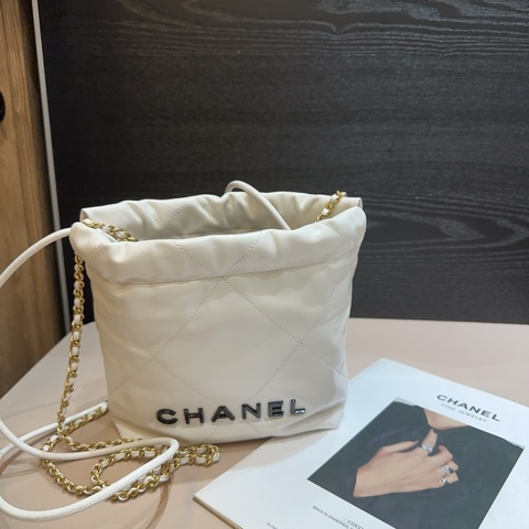 Chanel 白牛皮黑logo Mini 22手提斜背包
