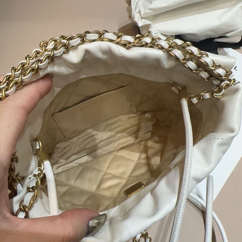 Chanel 白牛皮黑logo Mini 22手提斜背包-5