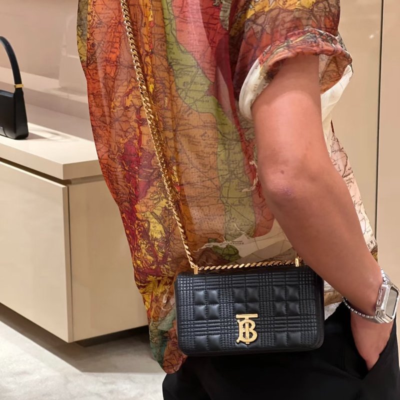 Burberry - 黑色羊皮金釦絎縫格紋斜背包╻Lola  Mini-5