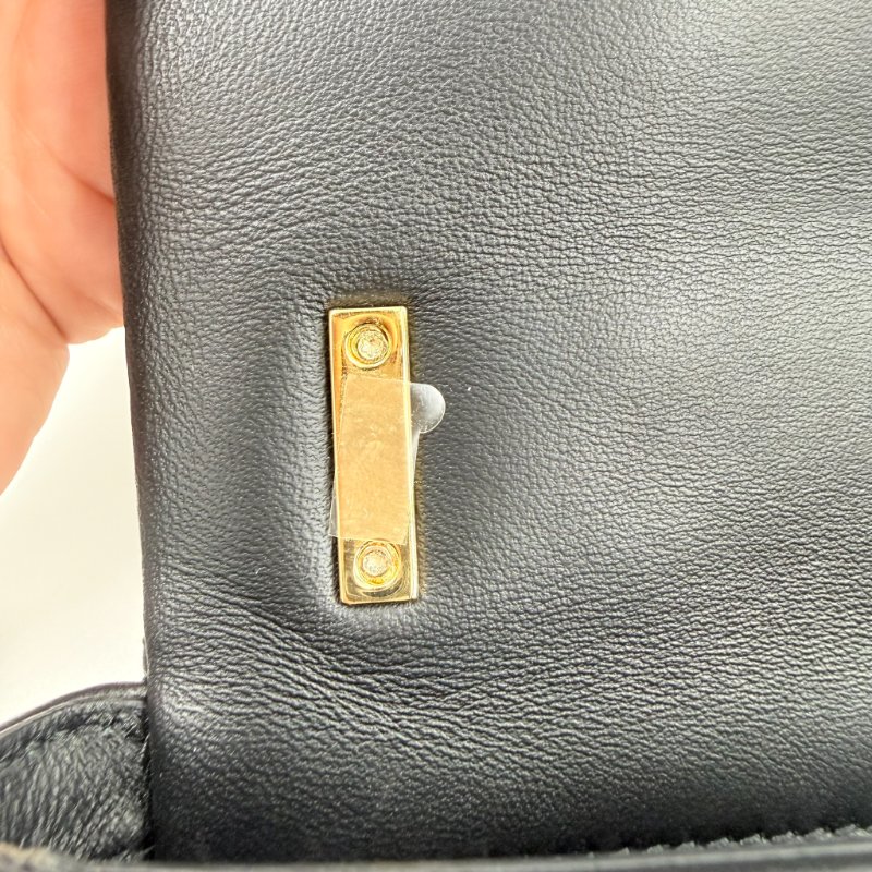 Burberry - 黑色羊皮金釦絎縫格紋斜背包╻Lola  Mini-23