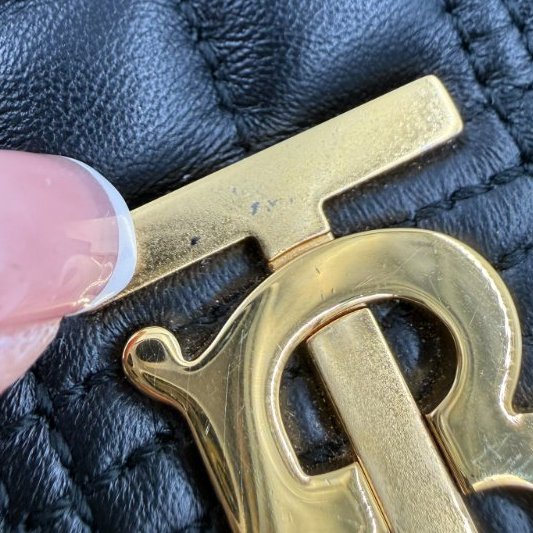 Burberry - 黑色羊皮金釦絎縫格紋斜背包╻Lola  Mini-26