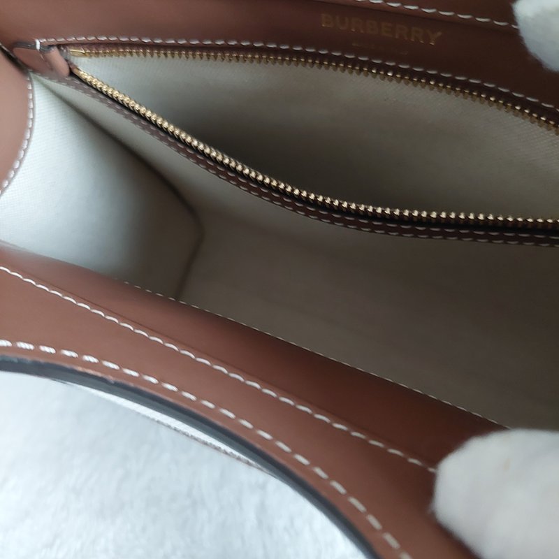 BURBERRY 巴寶莉  🌈實拍 🌈字母帆布拼皮革手提/斜背兩用包(米白x木棕色)Mini~近新閒置品-36