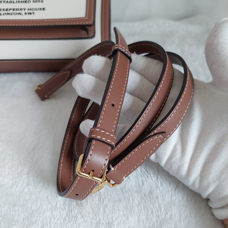 BURBERRY 巴寶莉  🌈實拍 🌈字母帆布拼皮革手提/斜背兩用包(米白x木棕色)Mini~近新閒置品-49