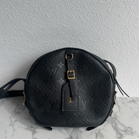 LV黑壓紋圓餅斜背包 🫶