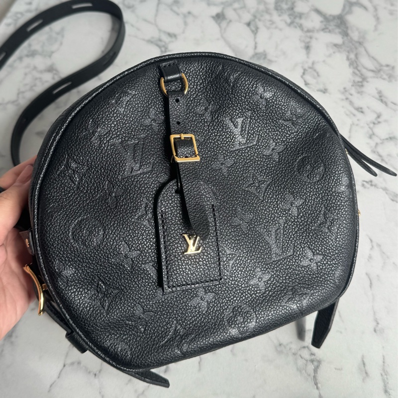 LV黑壓紋圓餅斜背包 🫶-1