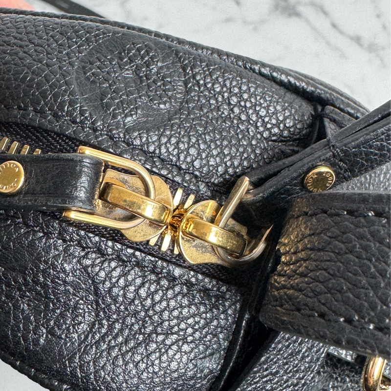 LV黑壓紋圓餅斜背包 🫶-13