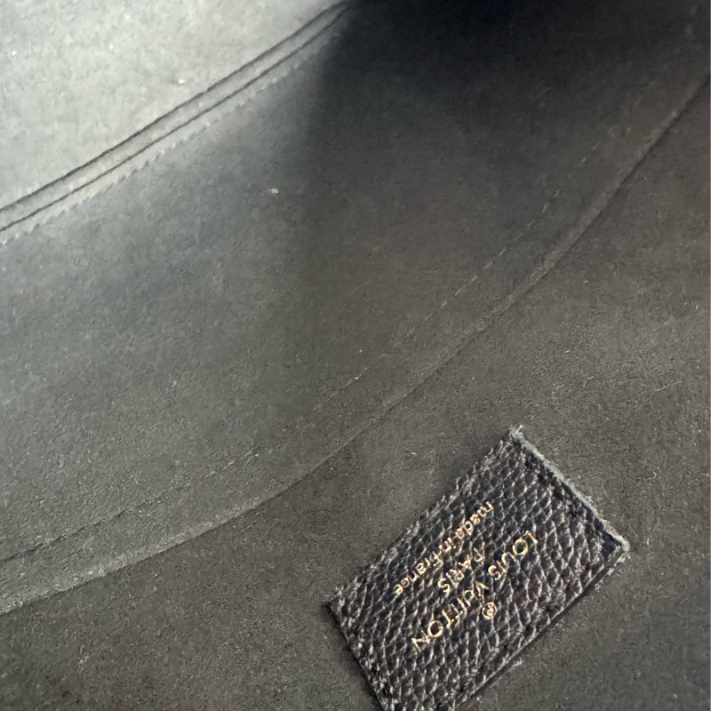 LV黑壓紋圓餅斜背包 🫶-15