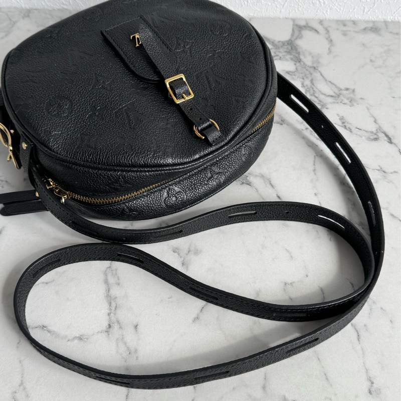 LV黑壓紋圓餅斜背包 🫶-19