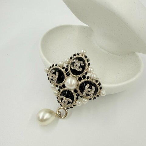 CHANEL - 黑色菱形水鑽珍珠雙C LOGO胸針