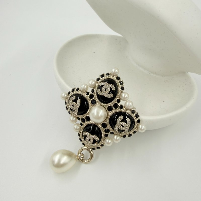 CHANEL - 黑色菱形水鑽珍珠雙C LOGO胸針-0