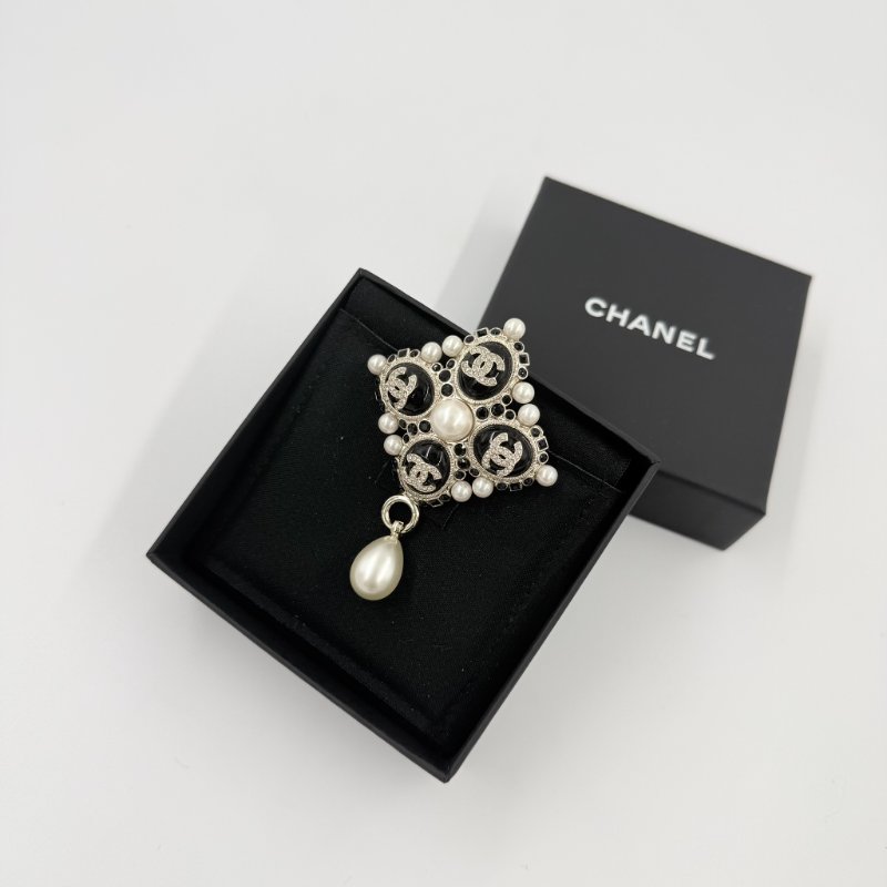 CHANEL - 黑色菱形水鑽珍珠雙C LOGO胸針-1