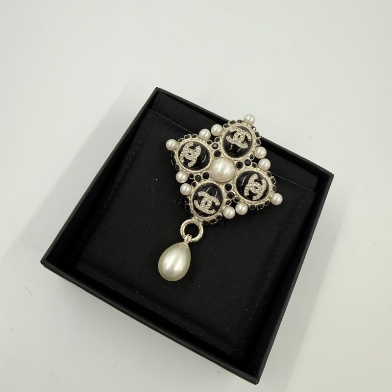 CHANEL - 黑色菱形水鑽珍珠雙C LOGO胸針-2