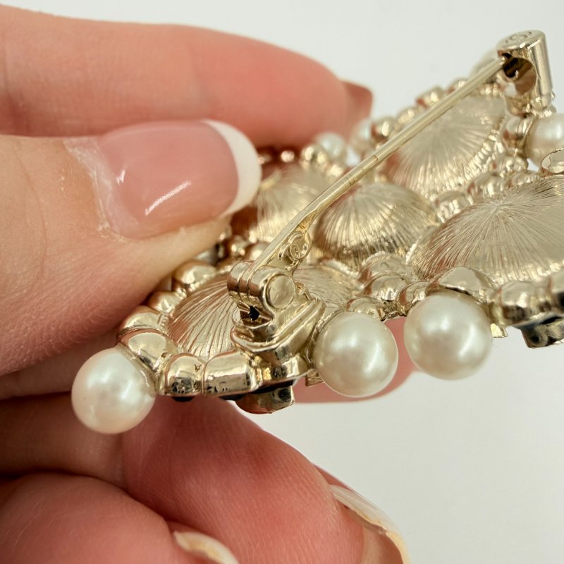 CHANEL - 黑色菱形水鑽珍珠雙C LOGO胸針-9