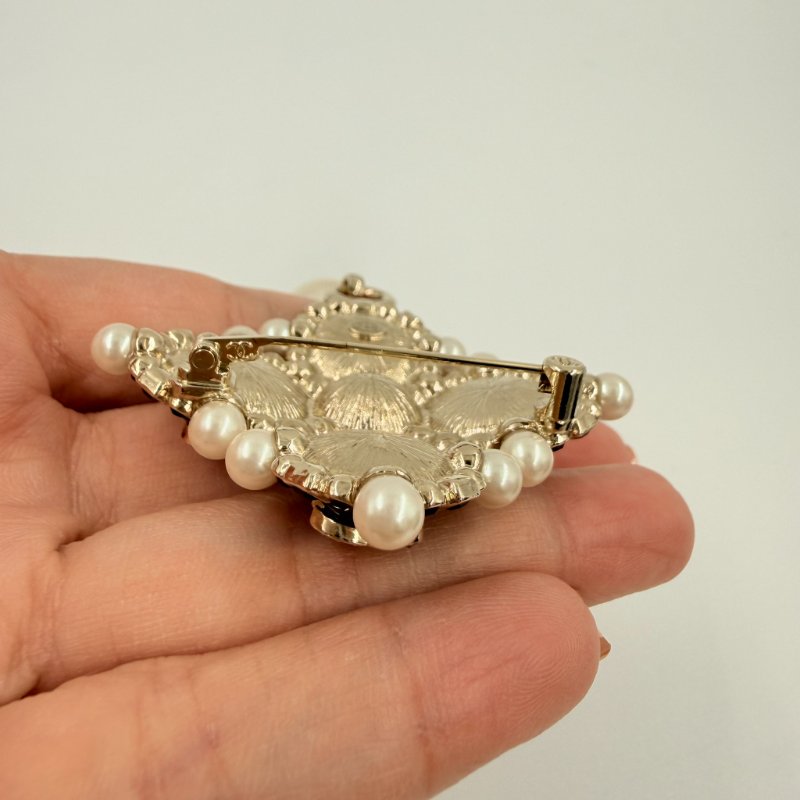 CHANEL - 黑色菱形水鑽珍珠雙C LOGO胸針-10