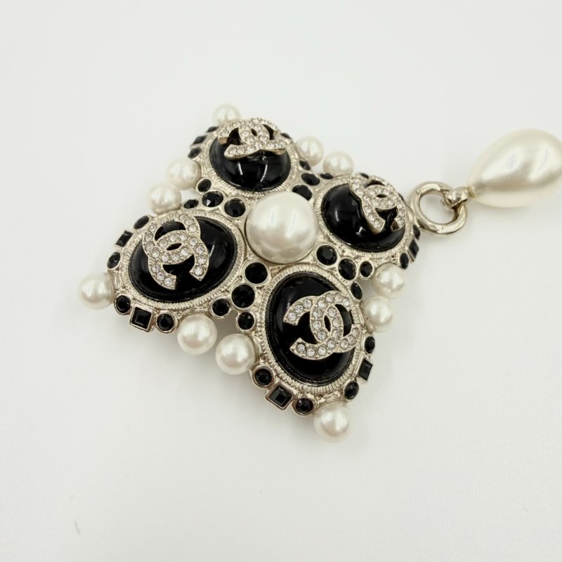 CHANEL - 黑色菱形水鑽珍珠雙C LOGO胸針-18