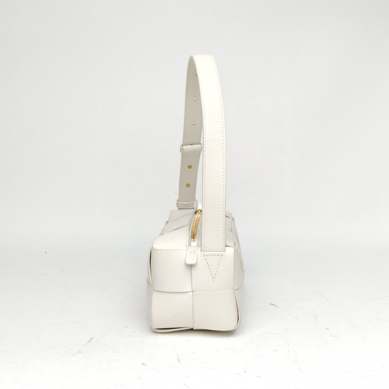 BOTTEGA VENETA CassetteBrick腋下包小號23.5白色羊皮金扣肩背包-1