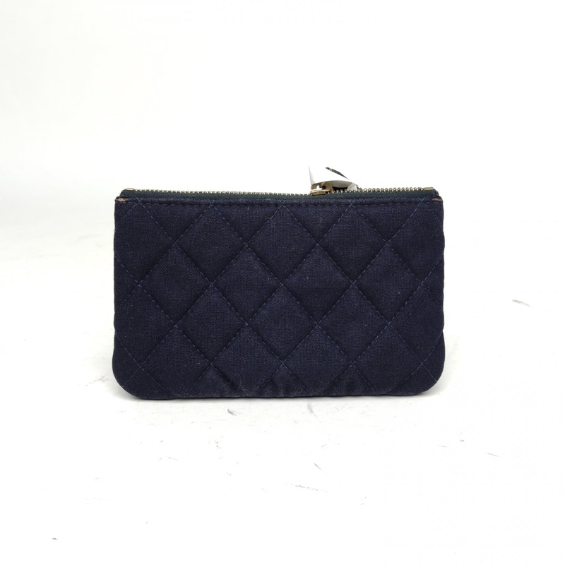 CHANEL 藍色帆布26開淺金扣徽章零錢包-1