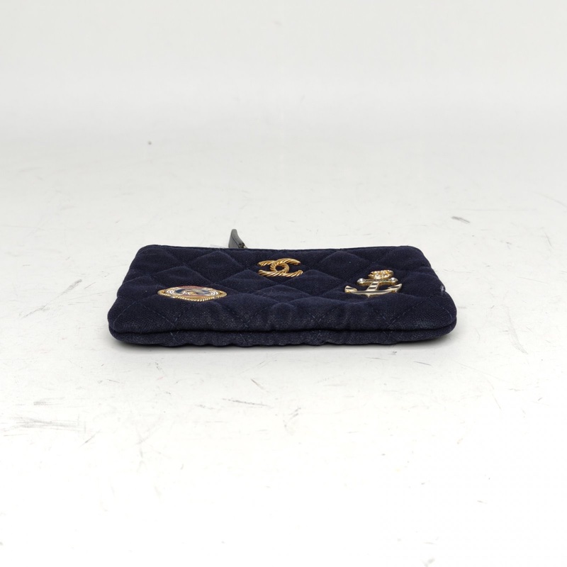 CHANEL 藍色帆布26開淺金扣徽章零錢包-2