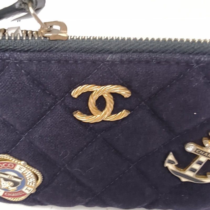 CHANEL 藍色帆布26開淺金扣徽章零錢包-3