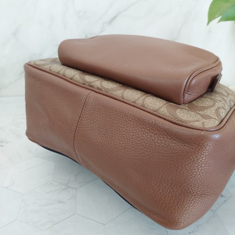 COACH 🌈現品實拍 🌈經典撞色印花LOGO 雙肩後背包.駝/咖-32