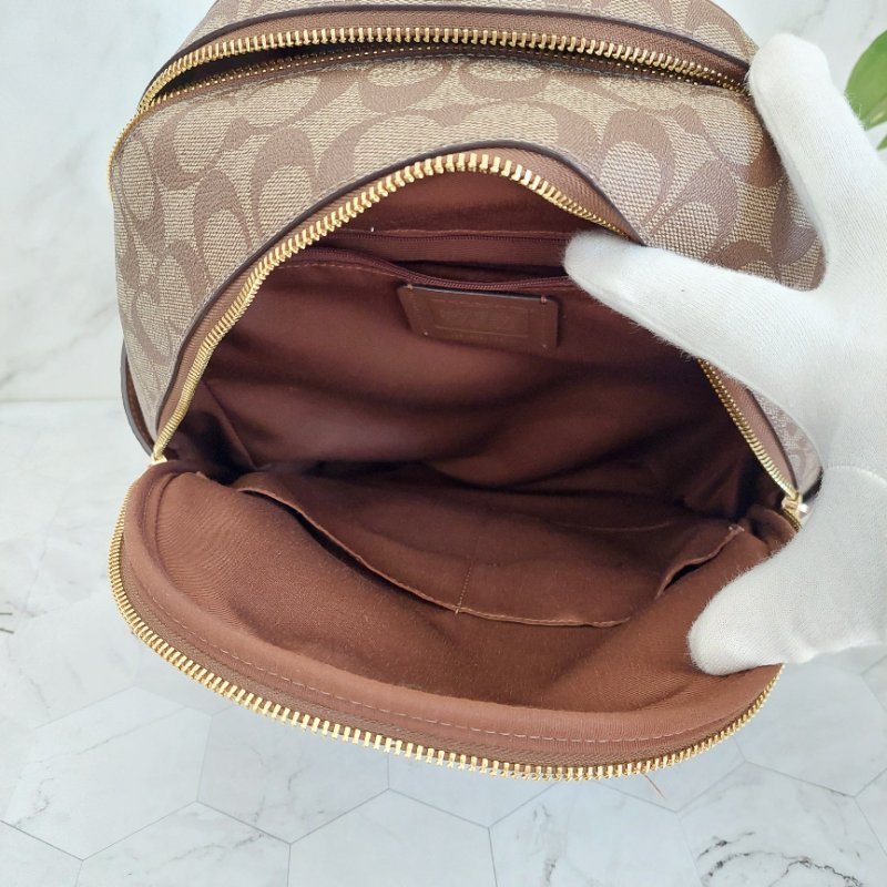 COACH 🌈現品實拍 🌈經典撞色印花LOGO 雙肩後背包.駝/咖-46