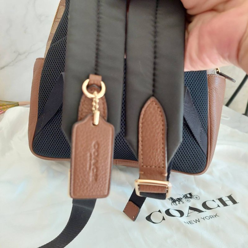 COACH 🌈現品實拍 🌈經典撞色印花LOGO 雙肩後背包.駝/咖-58