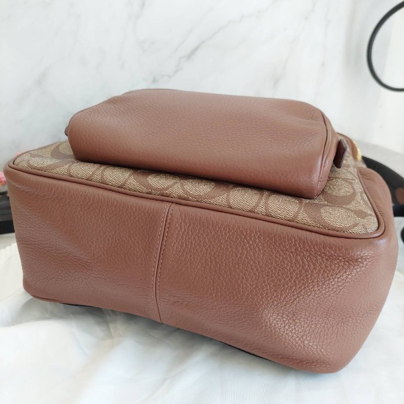 COACH 🌈現品實拍 🌈經典撞色印花LOGO 雙肩後背包.駝/咖-72