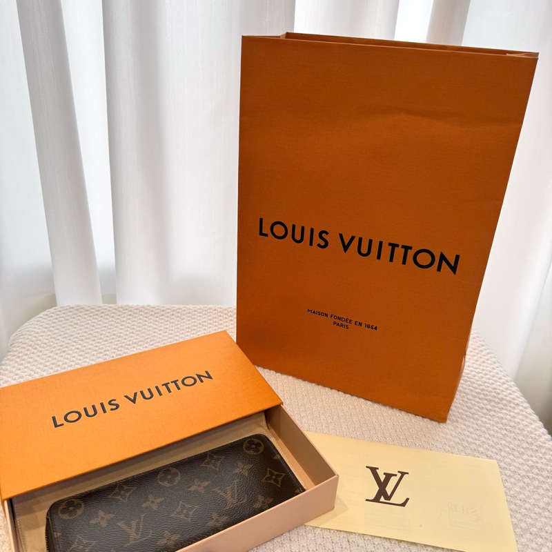 LOUIS VUITTON  經典老花拉鍊長夾（紫紅色內裡）-1